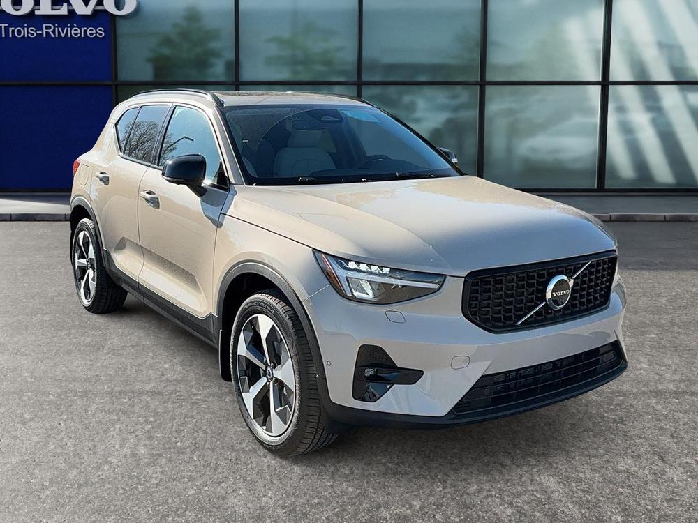 Volvo XC40 B5 AWD Plus Dark Theme 2025 à vendre à Trois-Rivières - 3