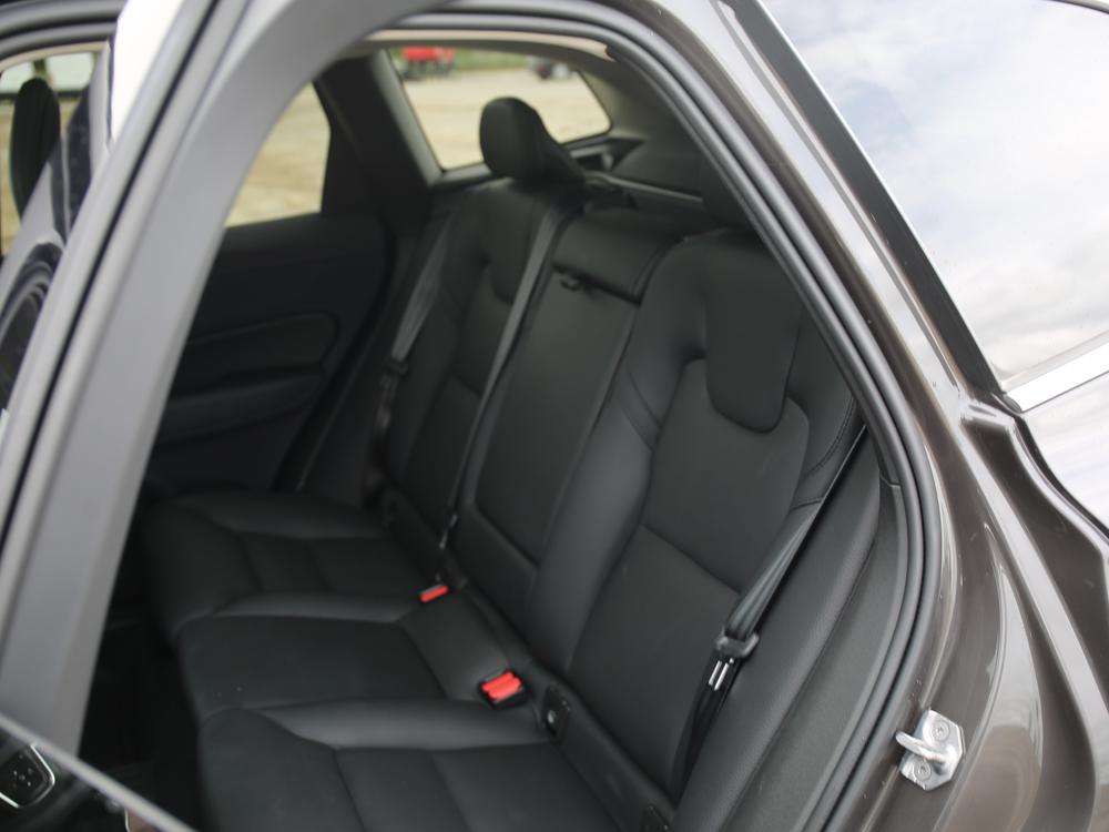 Volvo XC60 Momentum 2022 à vendre à Shawinigan - 24