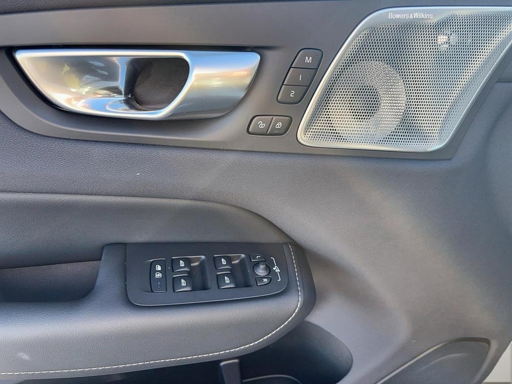 Volvo XC60 B5 ULTIMATE AWD // DARK THEME *DEMO* 2024 d’occasion à vendre - 11
