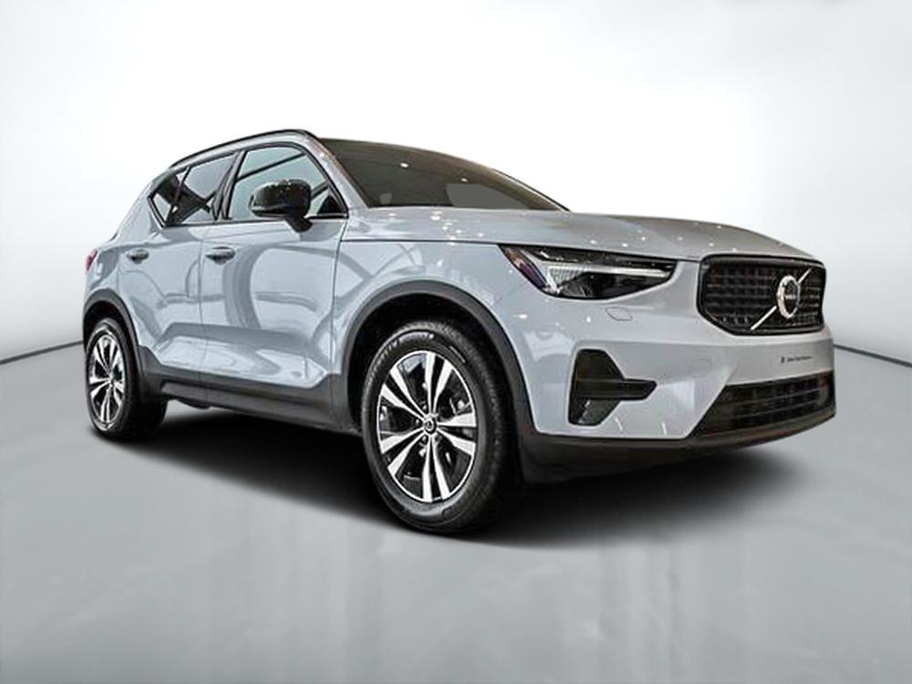 Volvo XC40 B5 CORE // AWD // DARK THEME