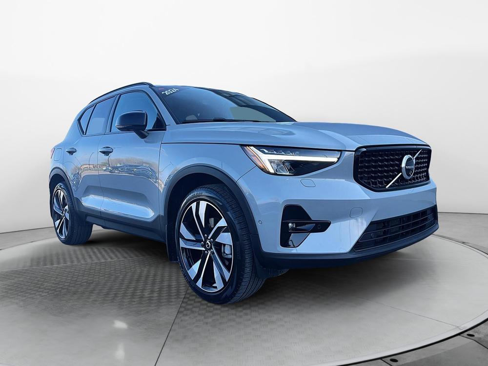 Volvo XC40 B5 PLUS AWD // DARK THEME