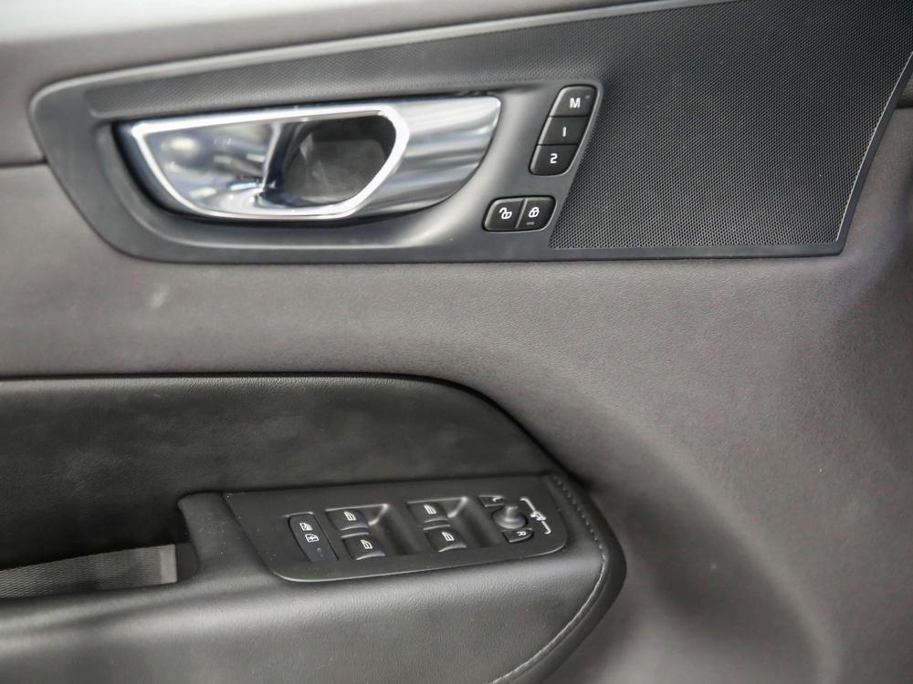 Volvo XC60 B5 PLUS AWD // DARK THEME 2024 d’occasion à vendre - 16