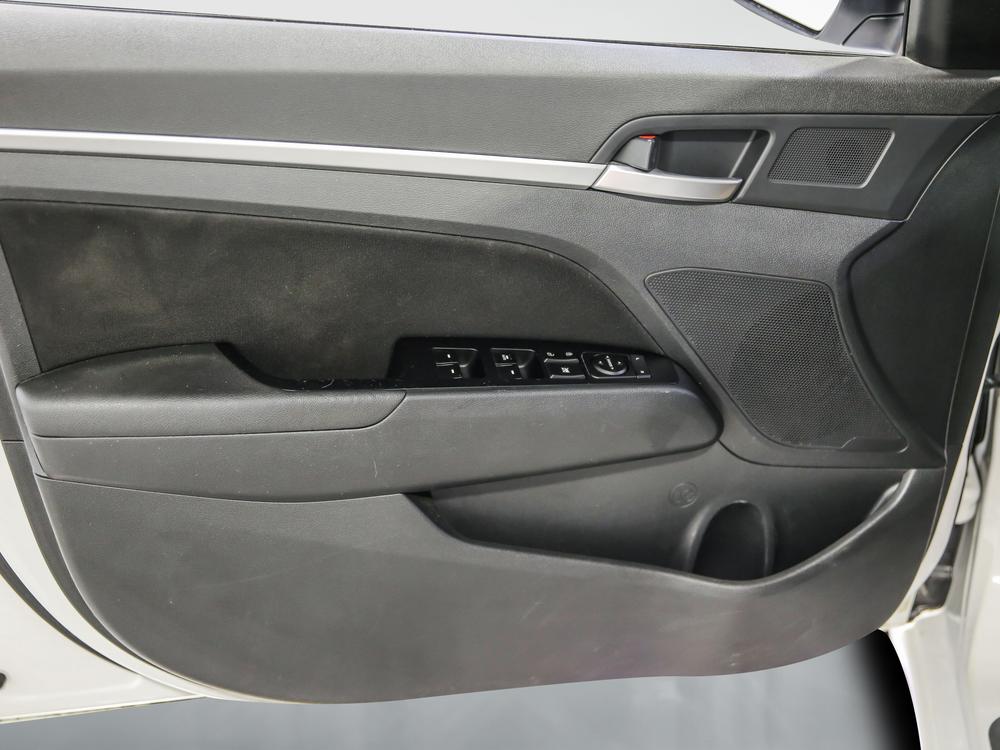 Hyundai Elantra Essential 2019 d’occasion à vendre - 13