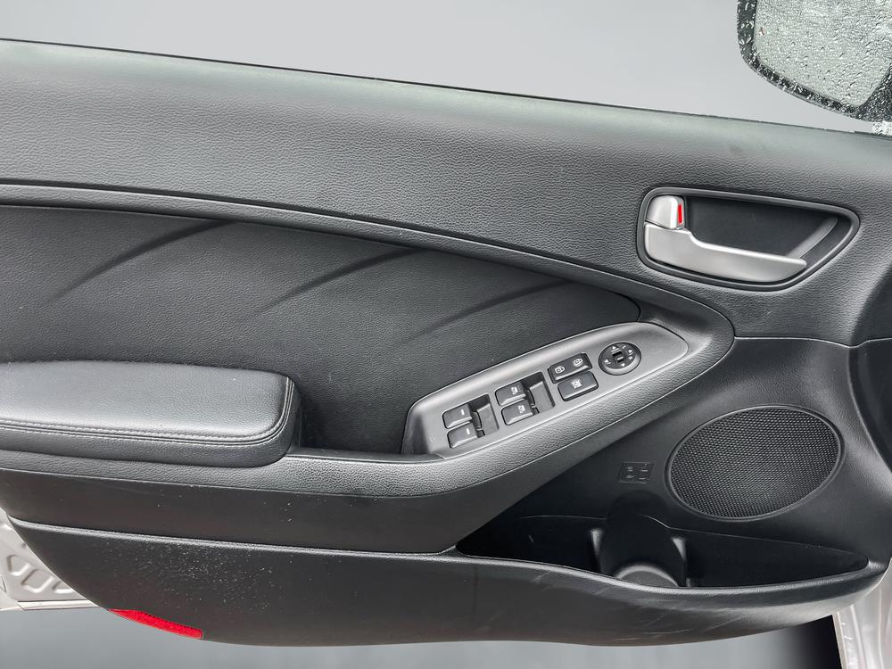 Kia Forte 5-Door 2016 Gris usage à vendre Kia Forte 5-Door 2016 Gris usage à vendre