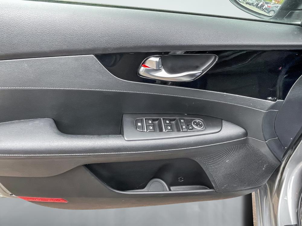 Kia Forte5 2021 Gris usage à vendre Kia Forte5 2021 Gris usage à vendre