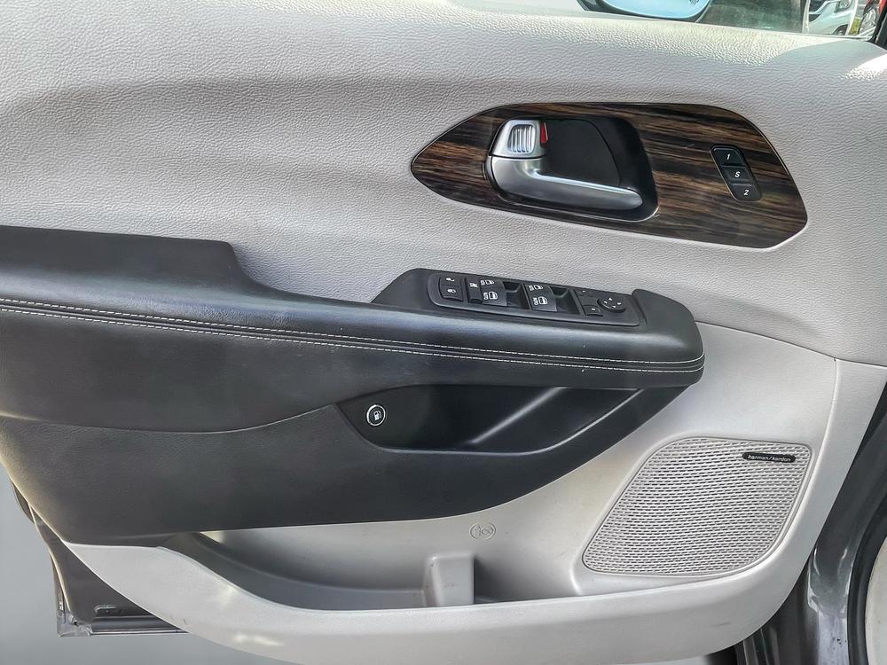 Chrysler Pacifica Hybrid 2022 Gris usage à vendre Chrysler Pacifica Hybrid 2022 Gris usage à vendre