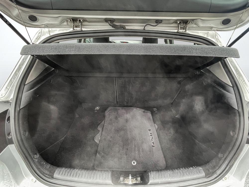 Kia Forte 5-Door 2016 Gris usage à vendre Kia Forte 5-Door 2016 Gris usage à vendre