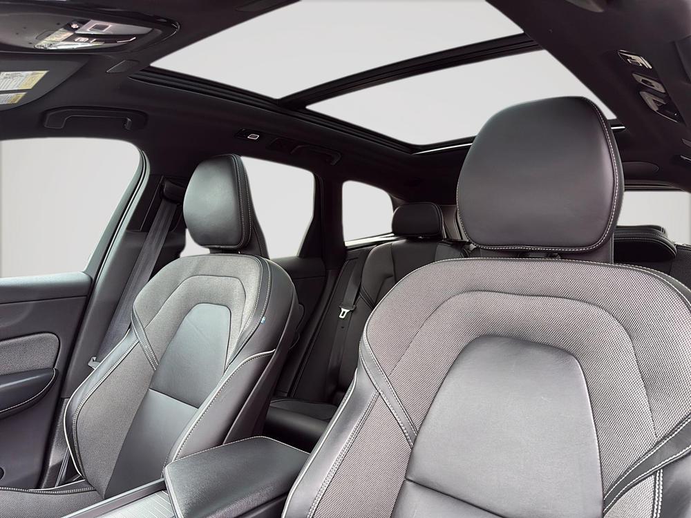 Volvo XC60 Recharge T8 R-DESIGN // PLUG IN // AWD 2022 d’occasion à vendre - 11