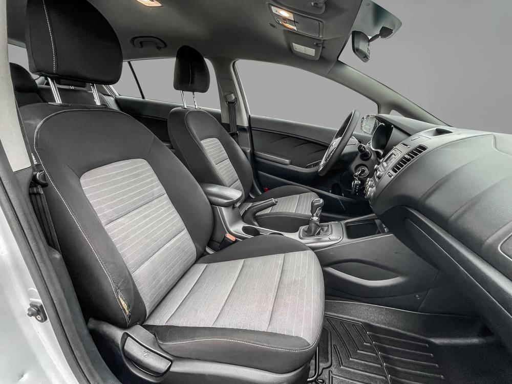 Kia Forte 5-Door 2016 Gris usage à vendre Kia Forte 5-Door 2016 Gris usage à vendre