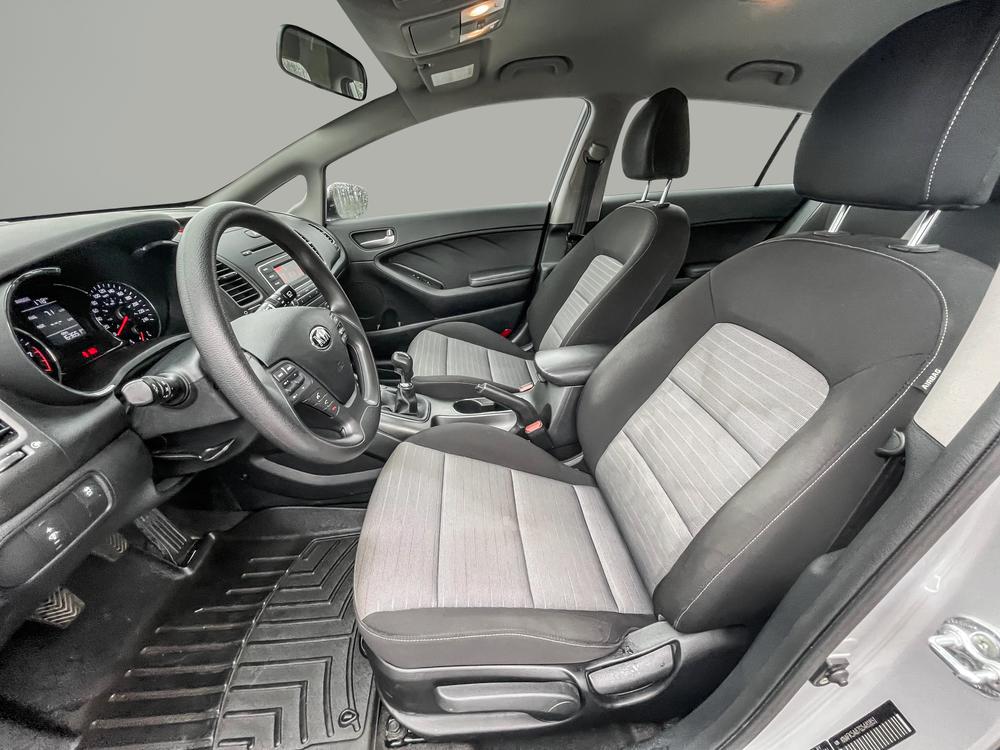 Kia Forte 5-Door 2016 Gris usage à vendre Kia Forte 5-Door 2016 Gris usage à vendre