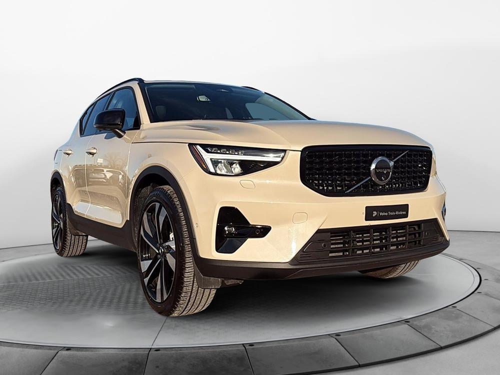 Volvo XC40 B5 PLUS AWD // DARK THEME 2025 d’occasion à vendre - 1