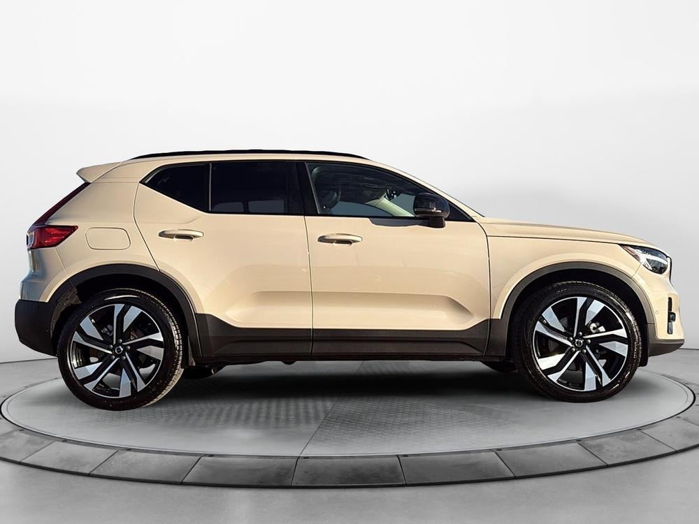 Volvo XC40 B5 PLUS AWD // DARK THEME 2025 d’occasion à vendre - 4
