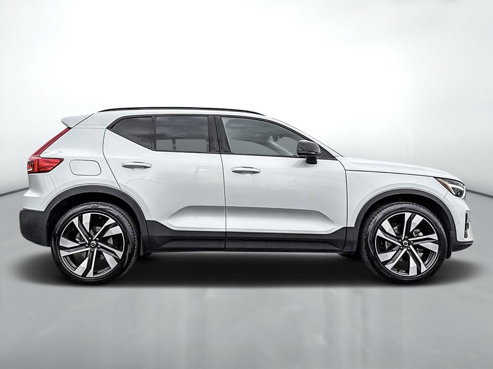 Volvo XC40 B5 PLUS AWD // DARK THEME 2023 d’occasion à vendre - 4