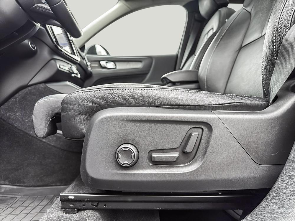 Volvo XC40 B5 PLUS AWD // DARK THEME 2023 d’occasion à vendre - 14