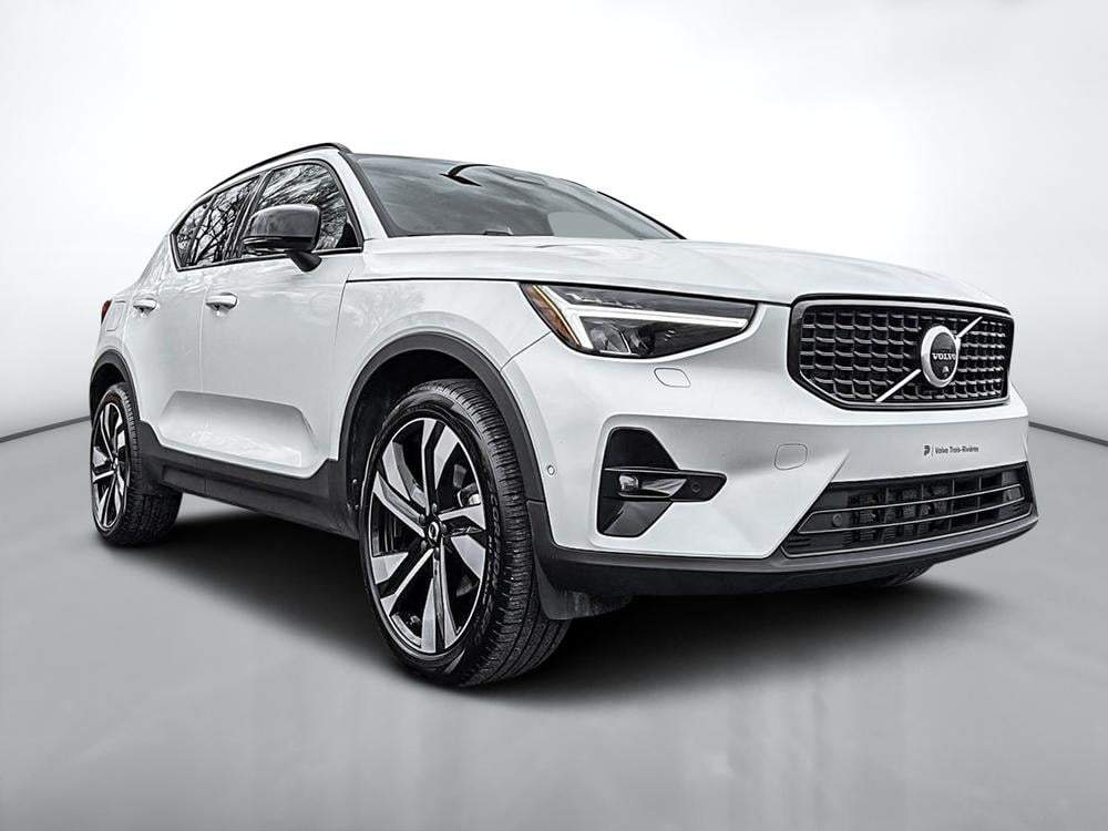 Volvo XC40 B5 PLUS AWD // DARK THEME 2023 d’occasion à vendre - 1
