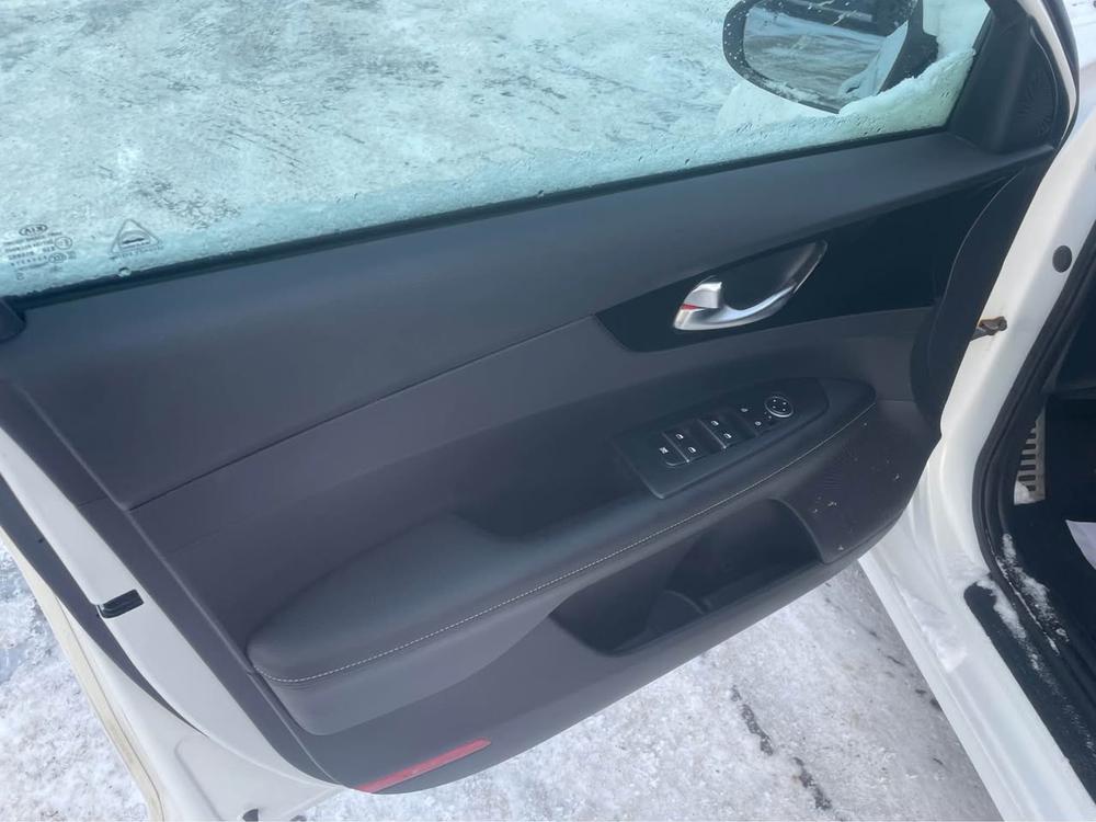 Kia Forte5 2020 Blanc usage à vendre Kia Forte5 2020 Blanc usage à vendre