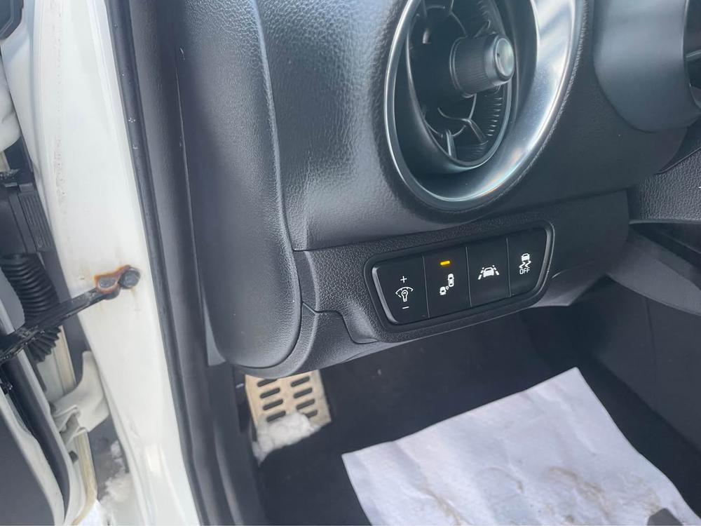 Kia Forte5 2020 Blanc usage à vendre Kia Forte5 2020 Blanc usage à vendre