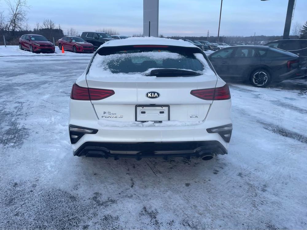 Kia Forte5 2020 Blanc usage à vendre Kia Forte5 2020 Blanc usage à vendre
