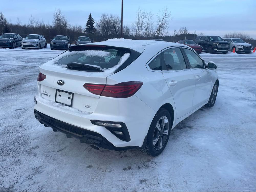 Kia Forte5 2020 Blanc usage à vendre Kia Forte5 2020 Blanc usage à vendre