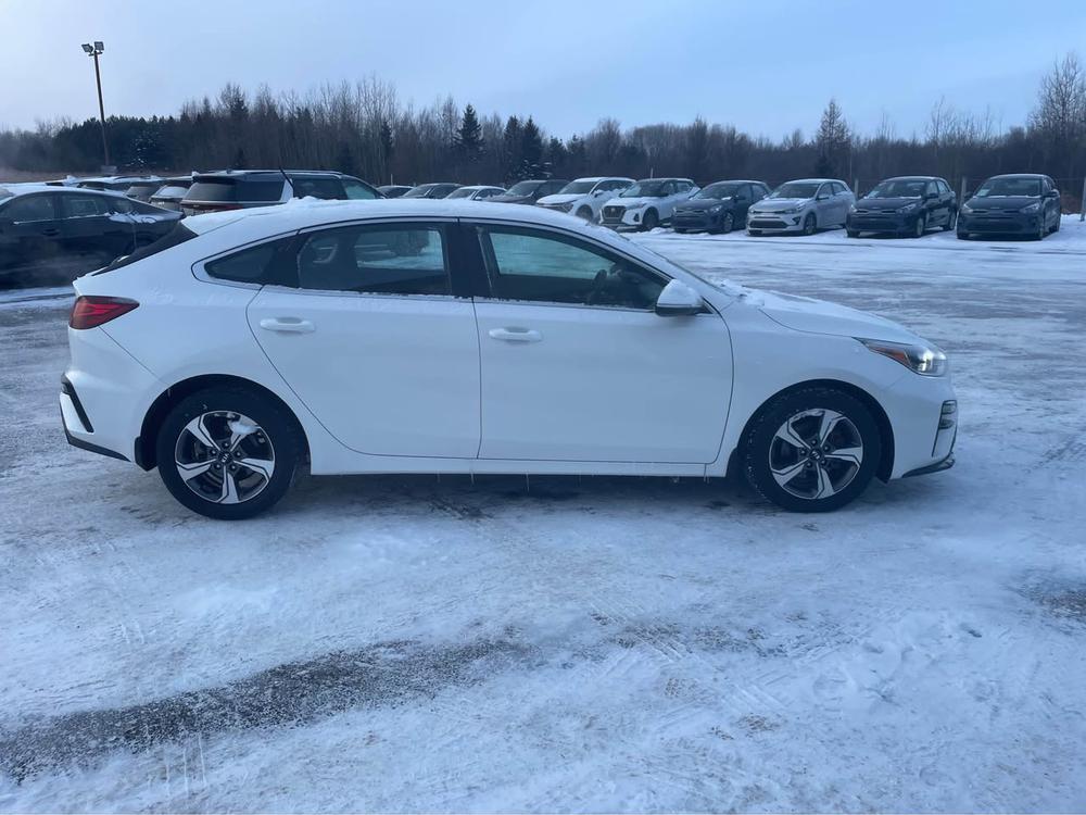 Kia Forte5 2020 Blanc usage à vendre Kia Forte5 2020 Blanc usage à vendre
