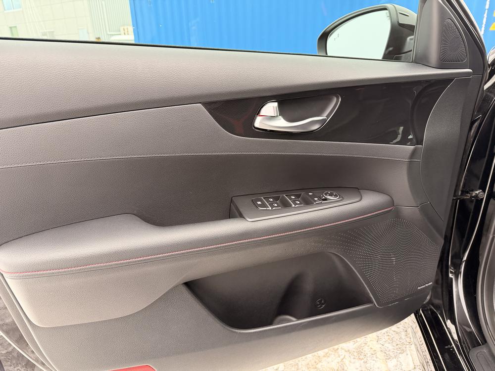 Kia Forte5 2023 Noir usage à vendre Kia Forte5 2023 Noir usage à vendre