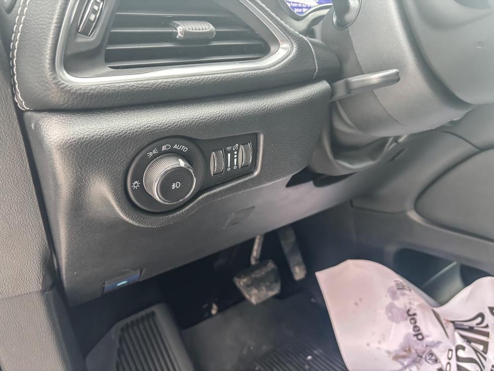 Chrysler Pacifica Hybrid Allure s 2024 d&rsquo;occasion à vendre - 12