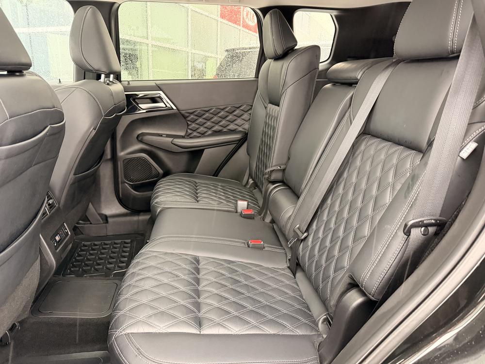 Mitsubishi Outlander PHEV 2023 Noir usage à vendre Mitsubishi Outlander PHEV 2023 Noir usage à vendre