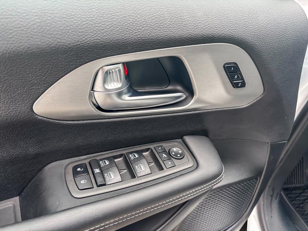 Chrysler Pacifica Hybrid Allure s 2024 d&rsquo;occasion à vendre - 11