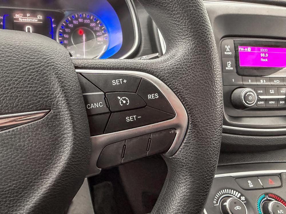 Chrysler 200 LX 2015 d&rsquo;occasion à vendre - 17