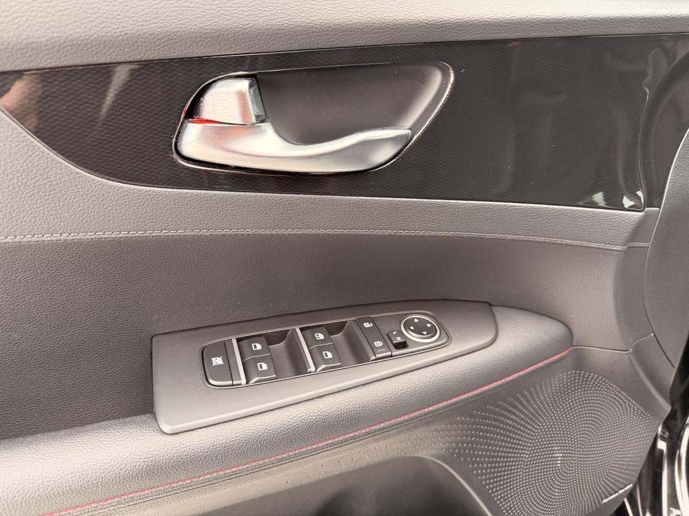 Kia Forte5 2023 Noir usage à vendre Kia Forte5 2023 Noir usage à vendre