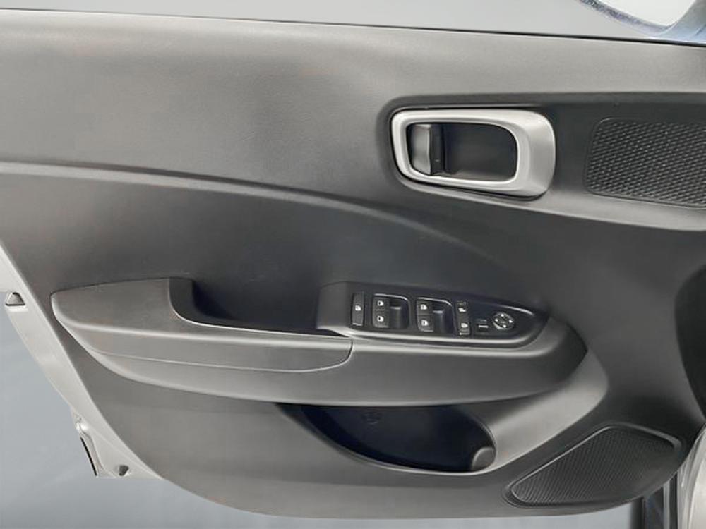 Hyundai Venue Essential 2022 d&rsquo;occasion à vendre - 11