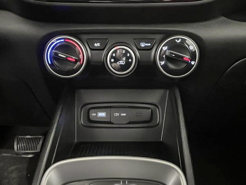 Hyundai Venue Essential 2022 d&rsquo;occasion à vendre - 23