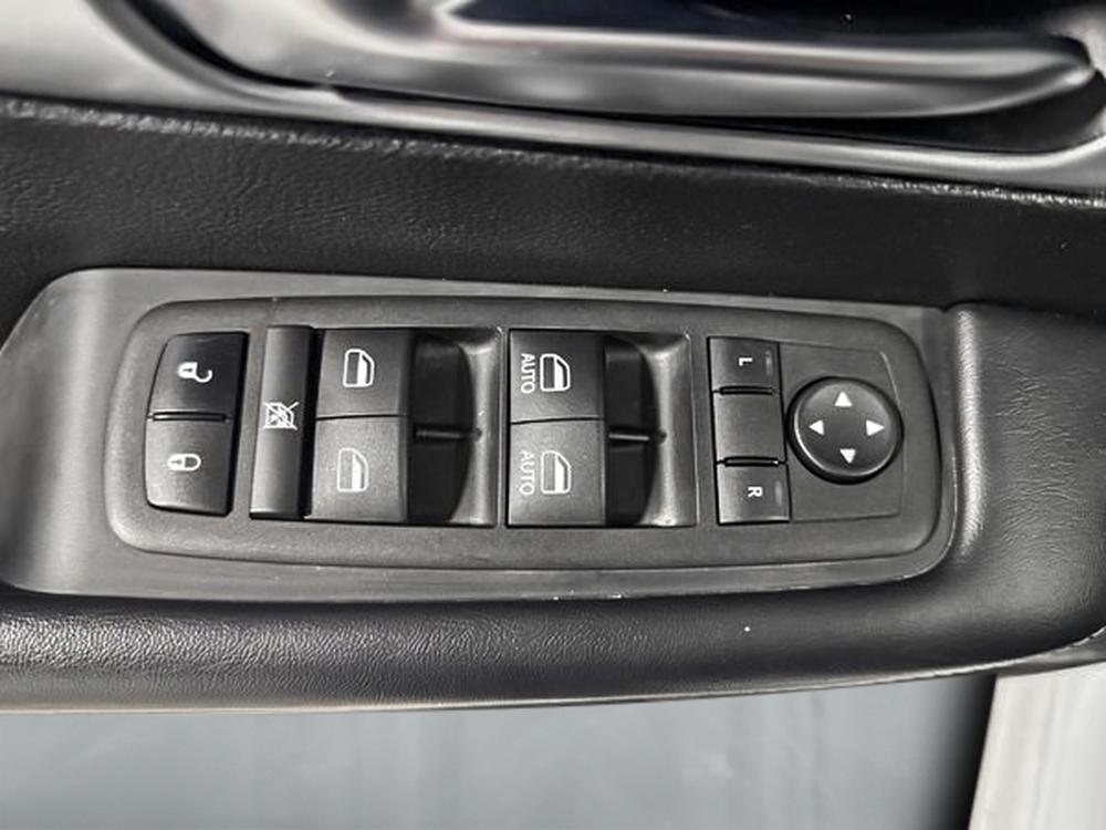 Chrysler Pacifica TOURING 2023 d&rsquo;occasion à vendre - 14