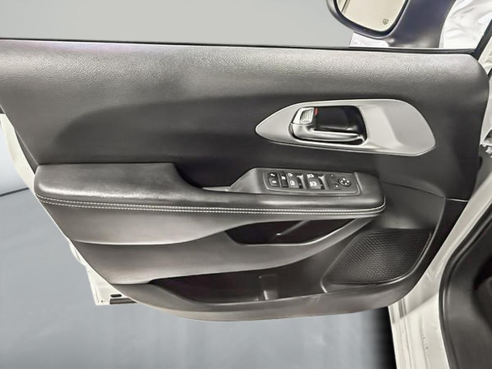 Chrysler Pacifica TOURING 2023 d&rsquo;occasion à vendre - 13