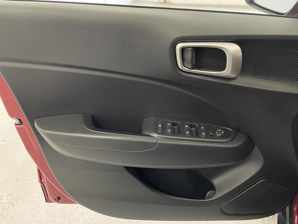 Hyundai Venue Essential 2022 d&rsquo;occasion à vendre - 11