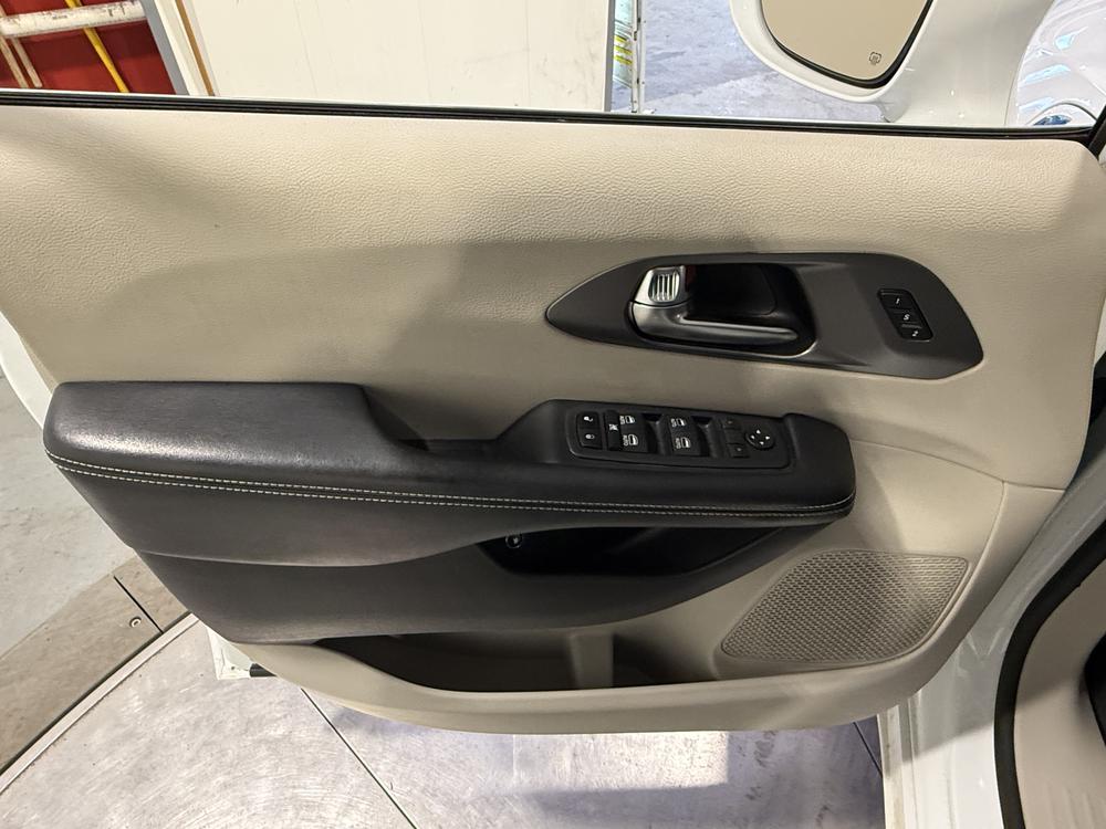 Chrysler Pacifica Hybrid Touring L 2022 d&rsquo;occasion à vendre - 13