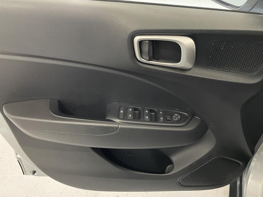 Hyundai Venue Essential 2022 d&rsquo;occasion à vendre - 11