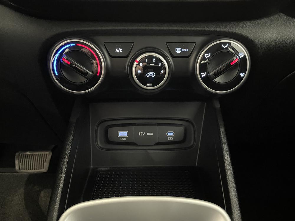 Hyundai Venue Essential 2023 d&rsquo;occasion à vendre - 23