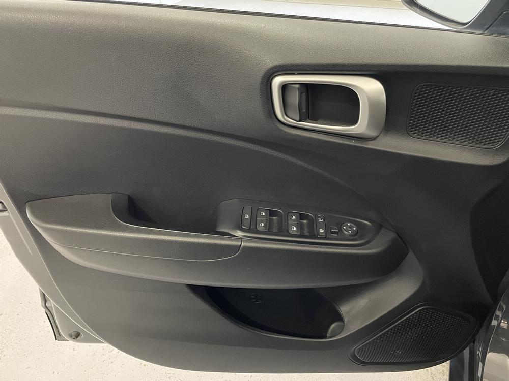 Hyundai Venue Essential 2023 d&rsquo;occasion à vendre - 11