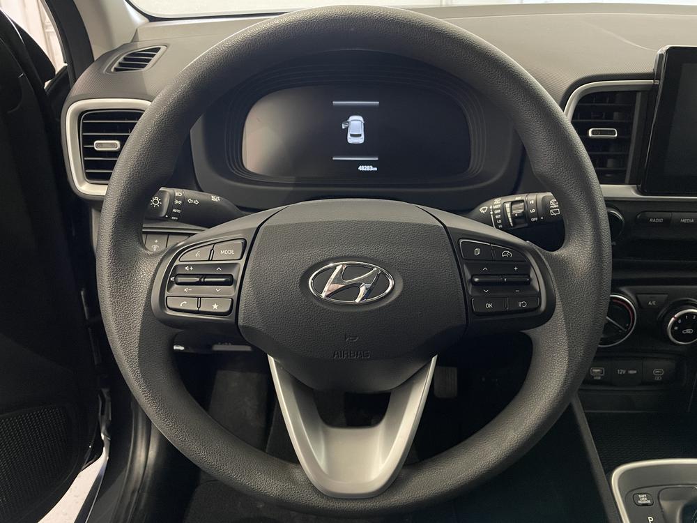 Hyundai Venue Essential 2023 d&rsquo;occasion à vendre - 13