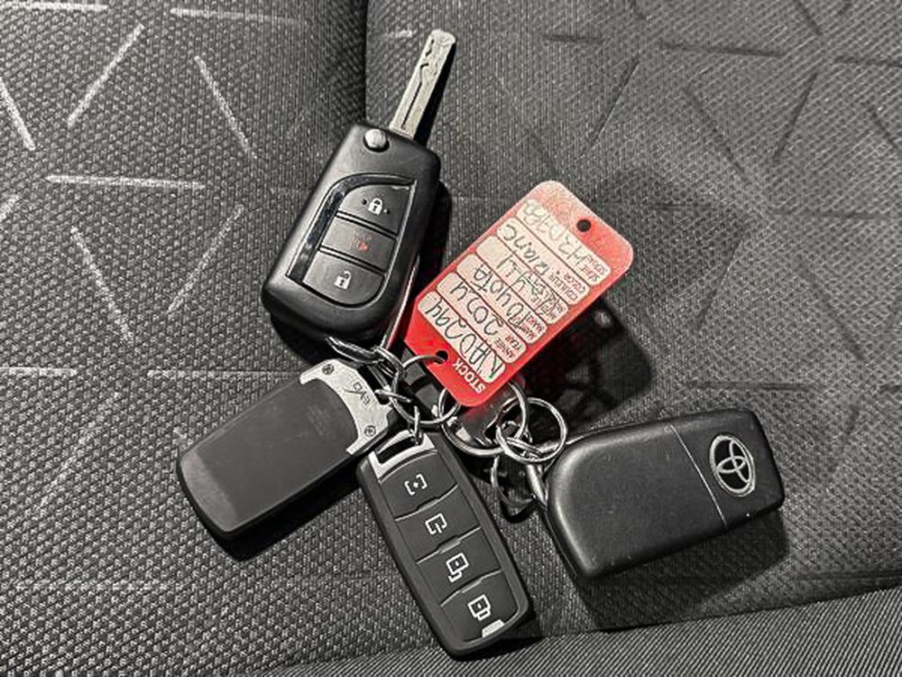 Toyota RAV4 LE 2024 d&rsquo;occasion à vendre - 32