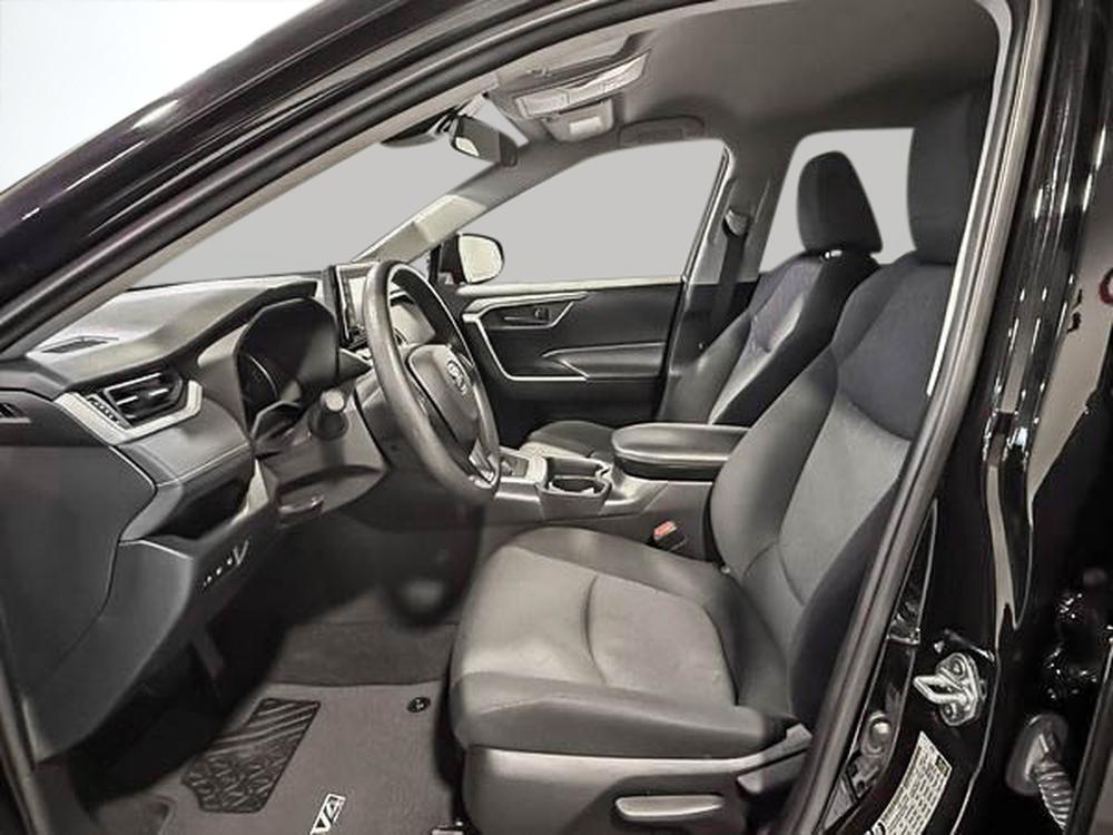 Toyota RAV4 LE 2021 d&rsquo;occasion à vendre - 16