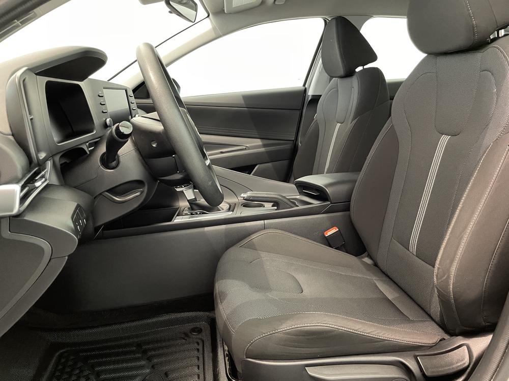 Hyundai Elantra Essential 2024 d&rsquo;occasion à vendre - 13