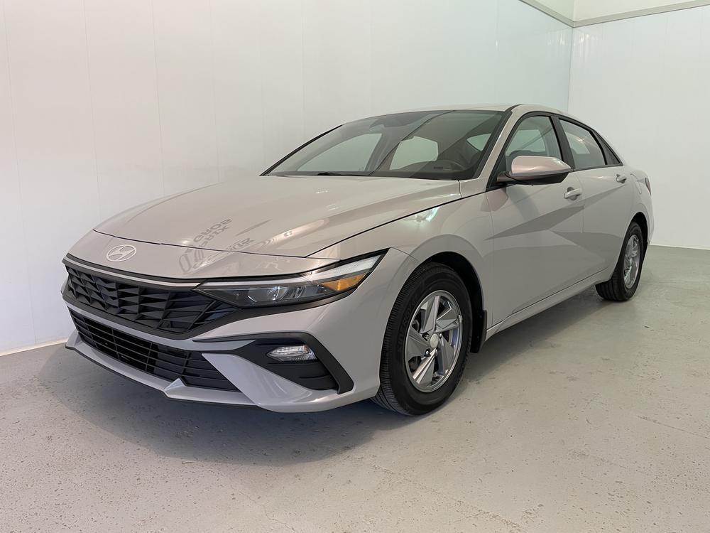 Hyundai Elantra Essential 2024 d&rsquo;occasion à vendre - 3