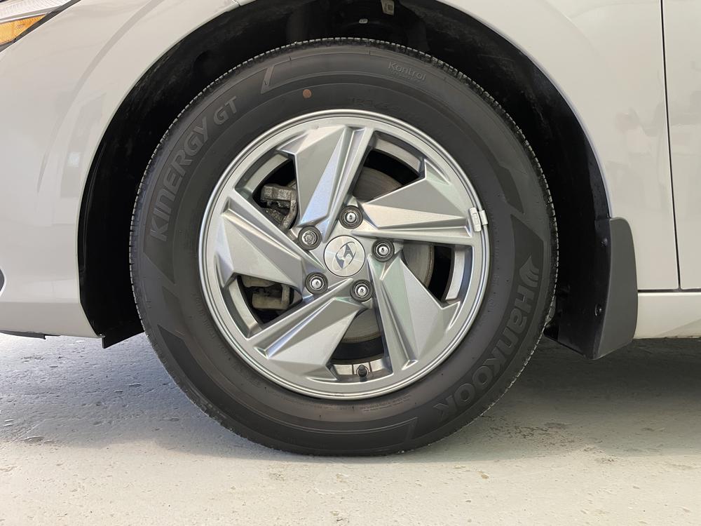 Hyundai Elantra Essential 2024 d&rsquo;occasion à vendre - 8
