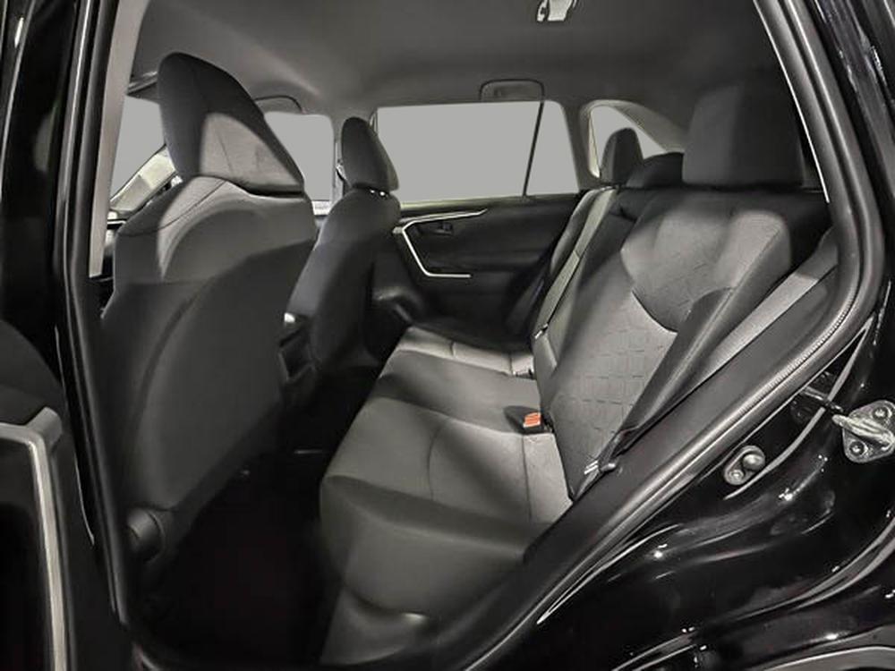 Toyota RAV4 LE 2021 d&rsquo;occasion à vendre - 29