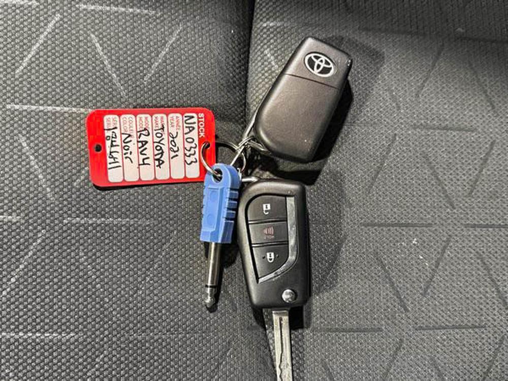 Toyota RAV4 LE 2021 d&rsquo;occasion à vendre - 32