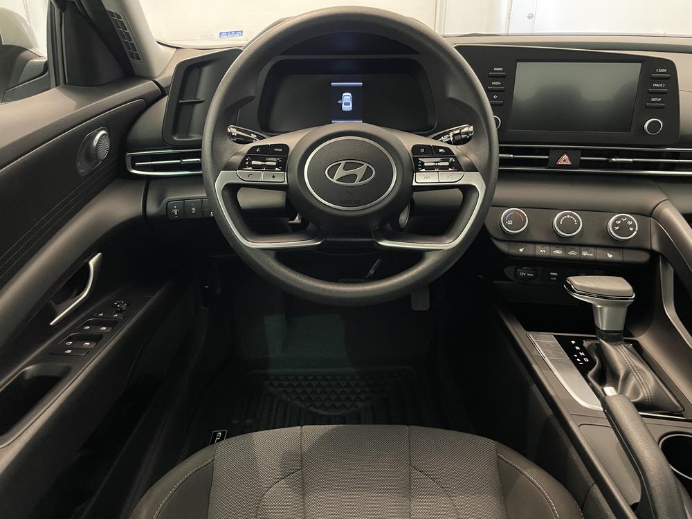 Hyundai Elantra Essential 2024 d&rsquo;occasion à vendre - 11