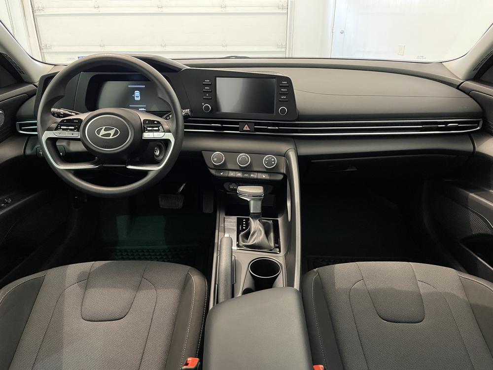 Hyundai Elantra Essential 2024 d&rsquo;occasion à vendre - 9