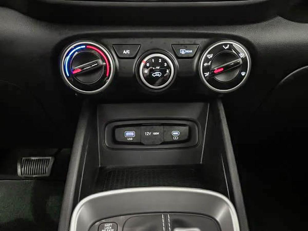 Hyundai Venue Essential 2023 d&rsquo;occasion à vendre - 24